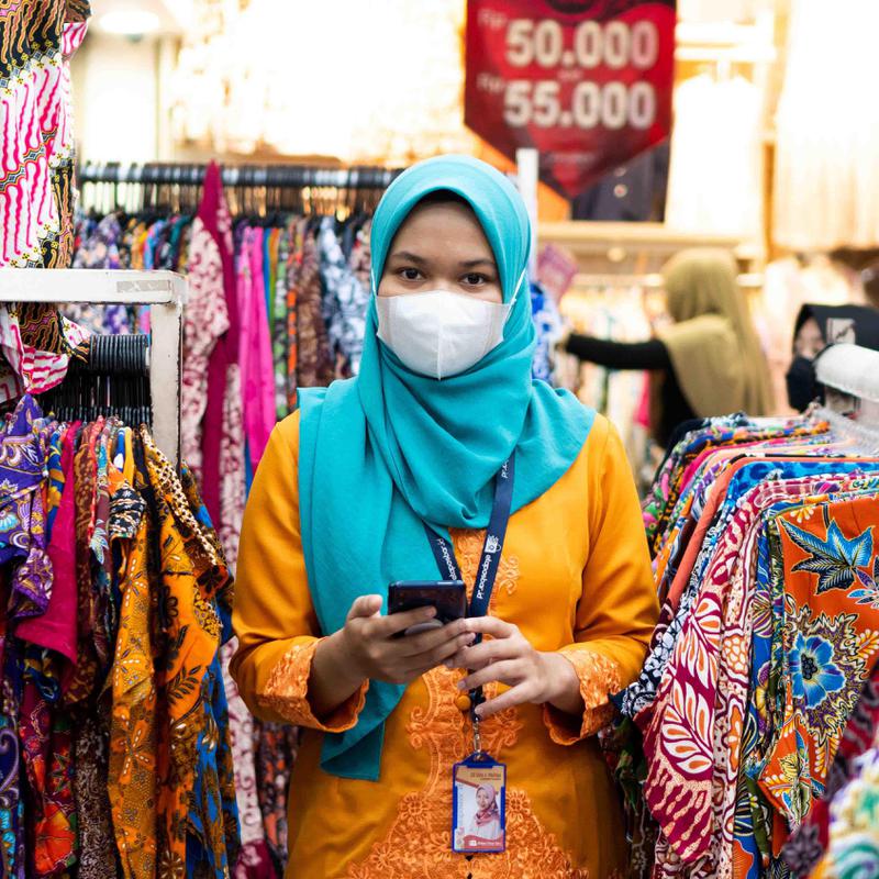 Neng Eta di kios Pasar Baru