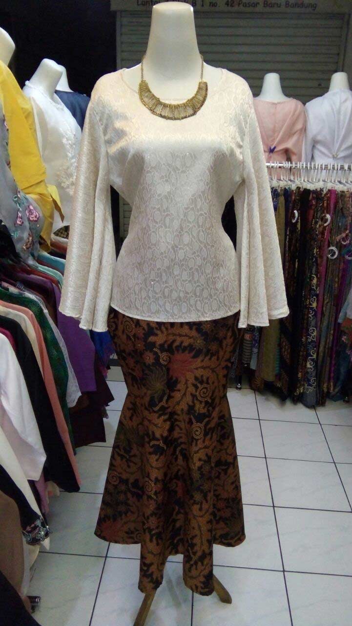 Atasan / Blouse Tangan Lonceng Jaguar