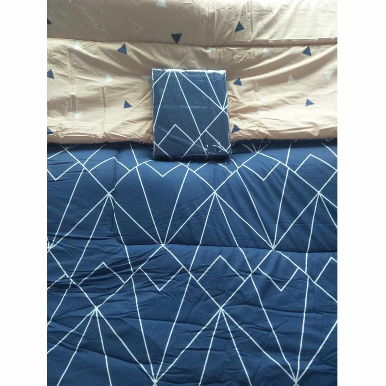 Sprei &amp; Bedcover Motif Abstrak