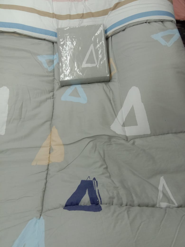 Sprei &amp; Bedcover Motif Abstrak