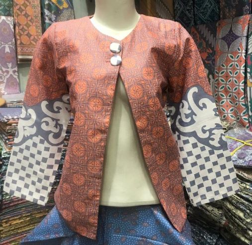 Pakaian Wanita Outer Batik Kancing Dua Gbr 4
